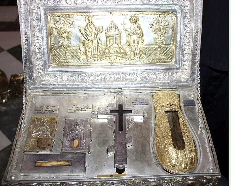 Racla la care s-au închinat, ieri, sute de bucureşteni conţine mâna stângă a Sfintei Mironosiţe Maria Magdalena