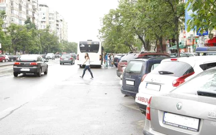 
    Trecerile de pietoni invizibile şi marcaje rutiere şterse pun în pericol siguranța oamenilor  Foto: adevarul.ro  