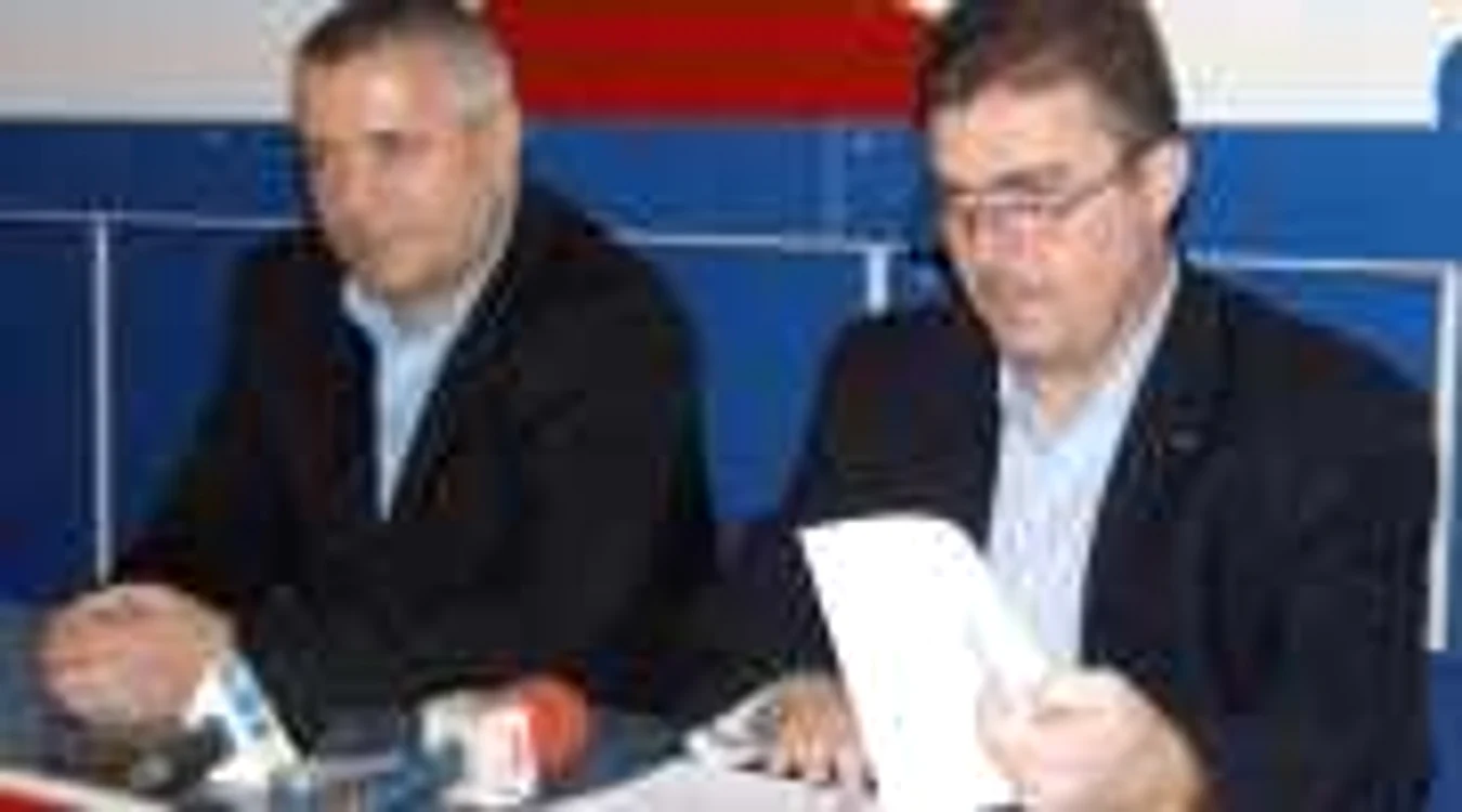 Marius Screciu (foto stânga) şi Aladin Georgescu, în cadrul unei conferinţe de presă FOTO Corina Macavei