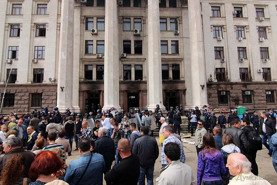 În faţa Casei Sindicatelor de la Odesa s-au adunat din nou activiştii proruşi FOTO dumskaya.net