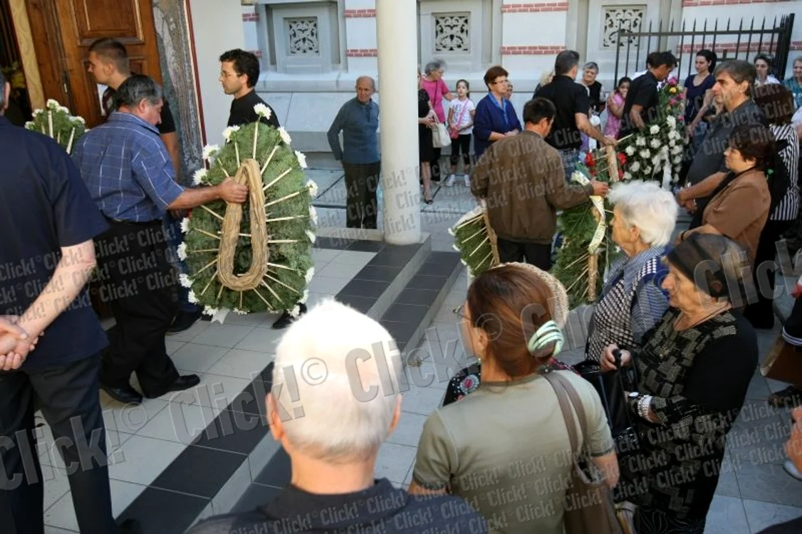 Înmormântarea lui Ionuţ, copilul sfâşiat de maidanezi în Capitală. (Foto: Dorin Constanda)