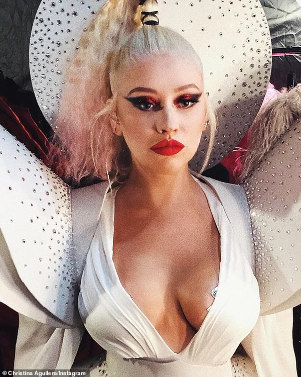 Christina Aguilera îşi promovează turneul pozând provocator 