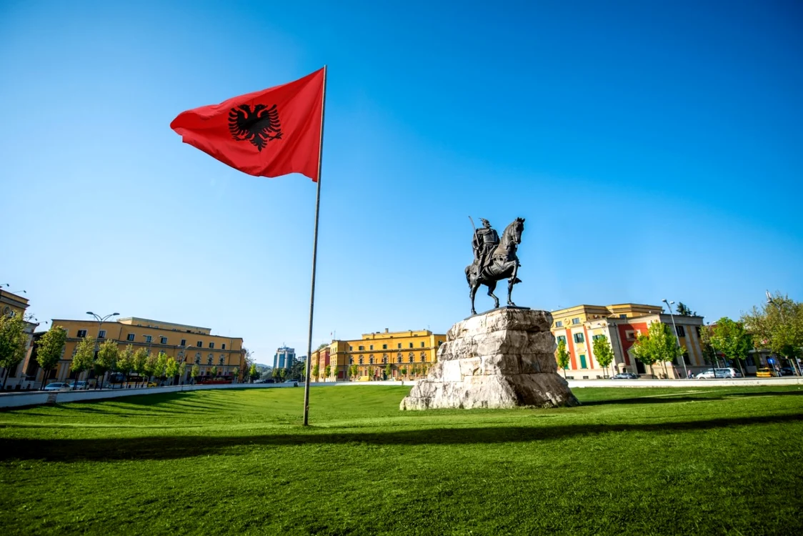 Foto: Shutterstock / Urmare a protestelor, Tirana, capitala Albaniei a trebuit să renunţe la găzduirea întâlnirii summit-ului Balcanii Deschişi.