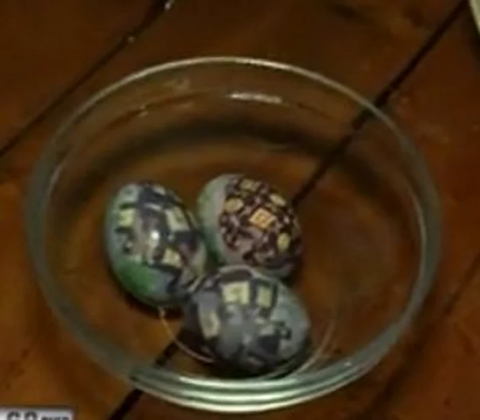 Ouă pictate de Monica Anghel (captură: Acasă TV)