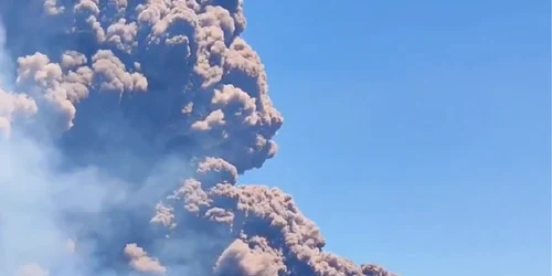 etna a erupt foto x png