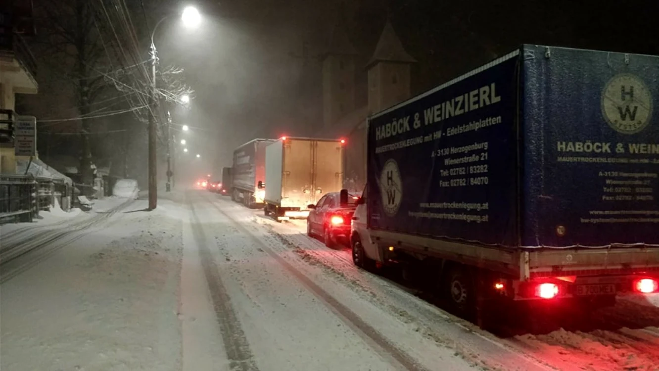 Şoferii de TIR-uri au fost amendaţi de către poliţişti pentru că nu aveau maşinile echipate de iarnă