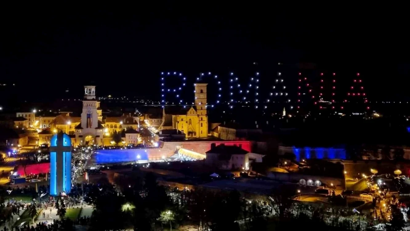 Cuvântul ROMÂNIA creat cu ajutorul dronelor deasupra Cetăţii Alba Iulia
