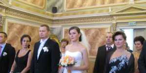 Mirii  alături de naşi la cununia civilă