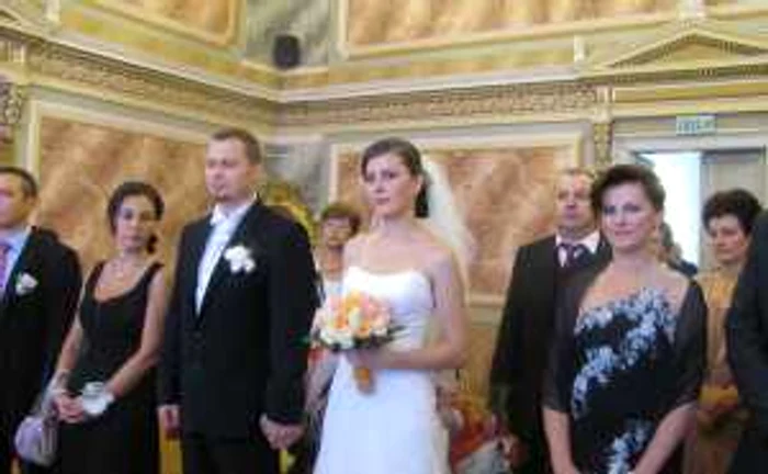 Mirii alături de naşi la cununia civilă