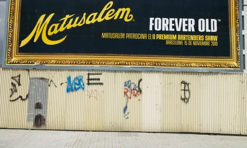 Realitatea e un zid cu reclame jpeg