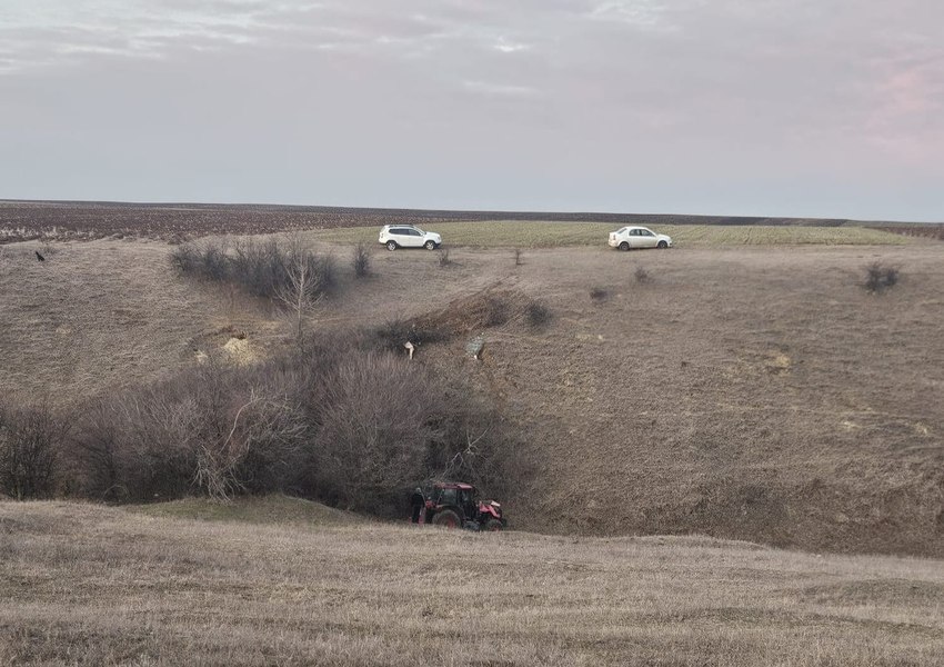 Angajatul unui ocol silvic din Dolj a murit după ce s-a răsturnat cu tractorul într-o râpă
