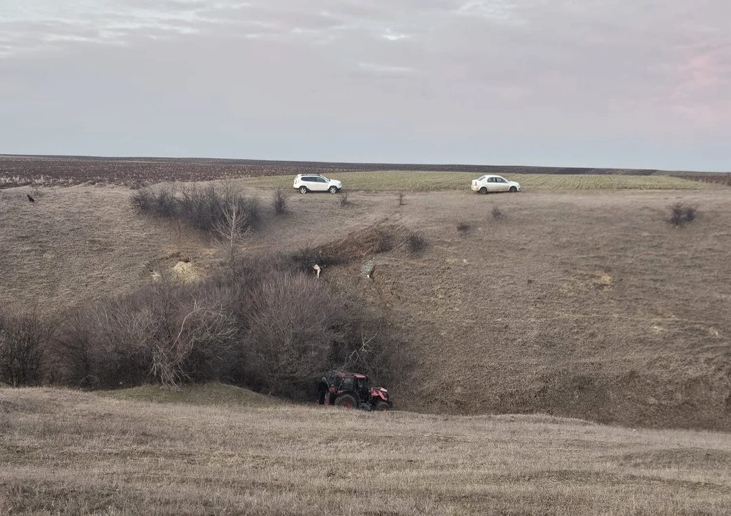 Bărbatul s-a răsturnat cu tractorul într-o râpă FOTO: IPJ Dolj