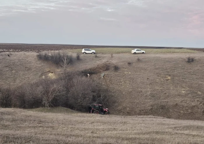 Bărbatul s-a răsturnat cu tractorul într-o râpă FOTO: IPJ Dolj