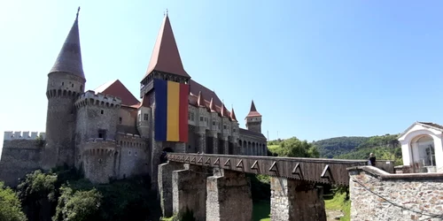 tricolor castelul corvinilor