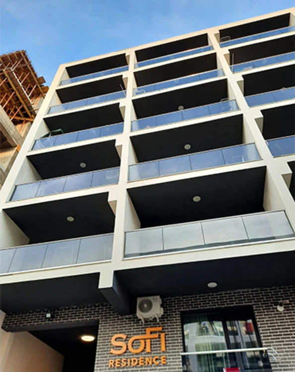 
    Artistul are 6 apartamente la mare, pe care le închiriază  