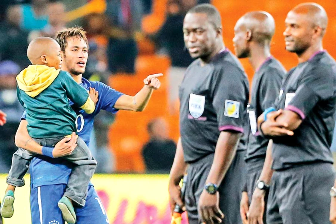 
    Neymar a fost primul care l-a luat  în braţe pe copil (Foto: reuters)  