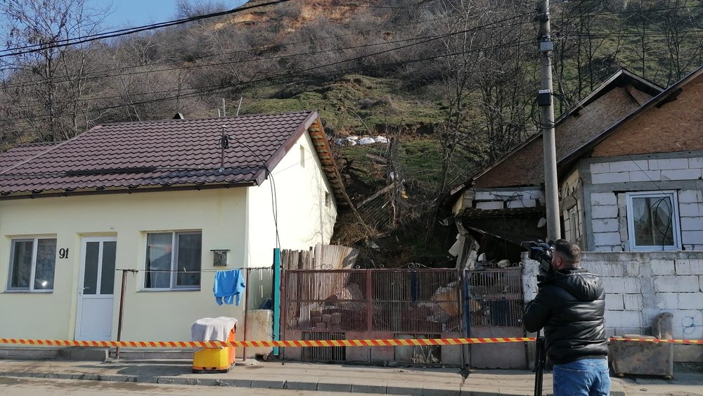 Dezastru în Slatina: 25 de oameni strămutați din cauza unei alunecări de teren. „Nu ne-am dat seama că a căzut peretele casei”