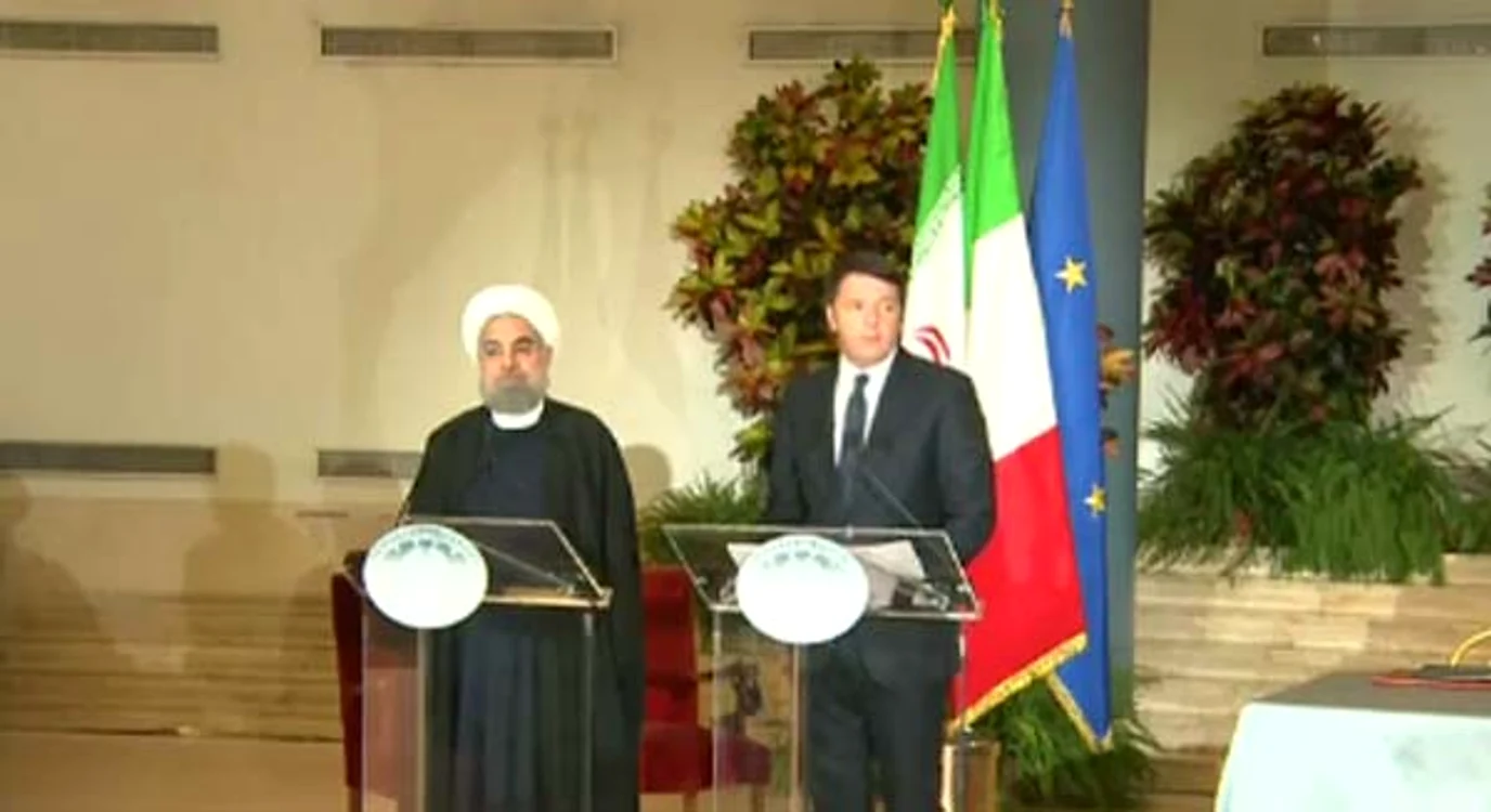 
    În timpul vizitei lui Rouhani, celebrele statui (Venus sau Adonis) au fost acoperite cu paravane marifoto: captură Digi 24  