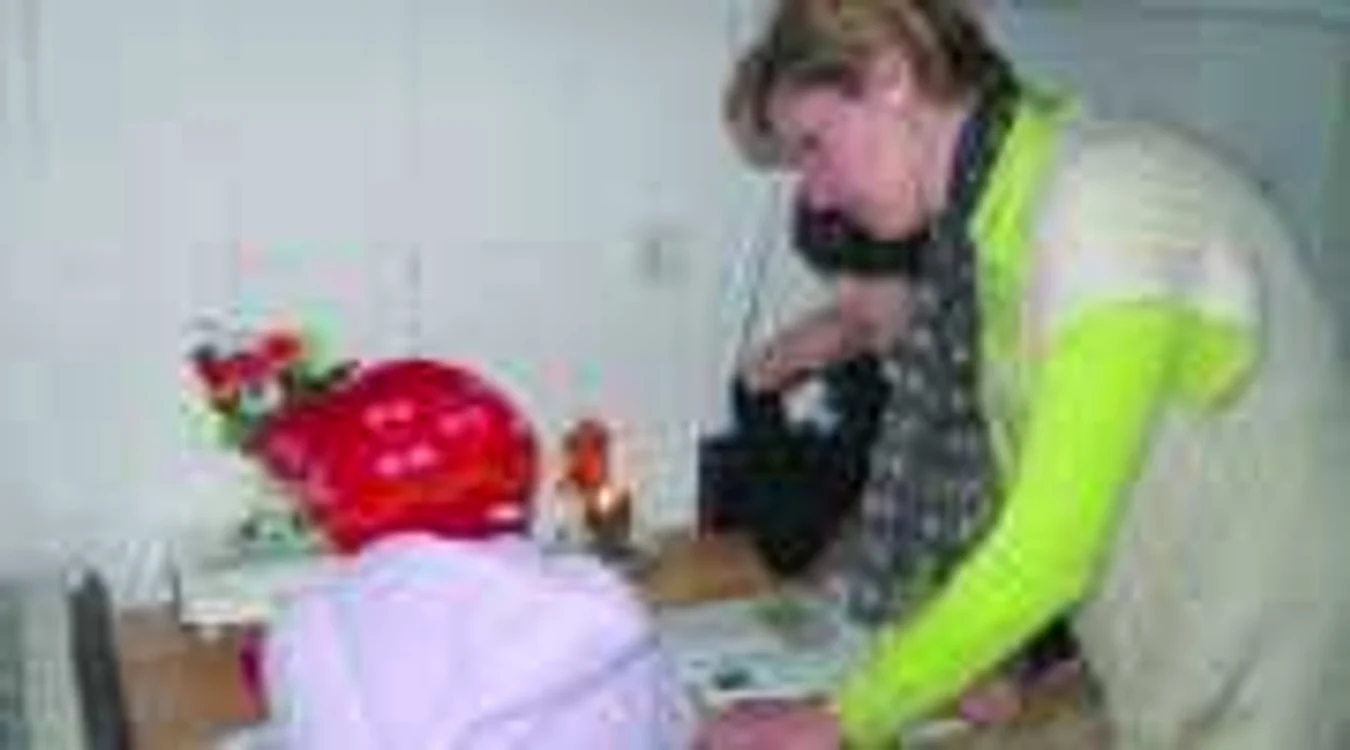 Marcela îşi ajută cele două fiice să-şi facă lecţiile la lumina lumânării