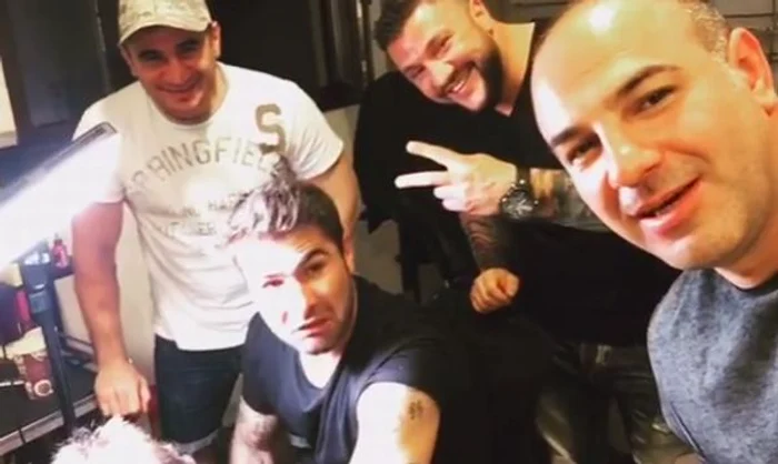 Mutu, susţinut de prieteni în timp ce se tatua pe braţfoto: captură video