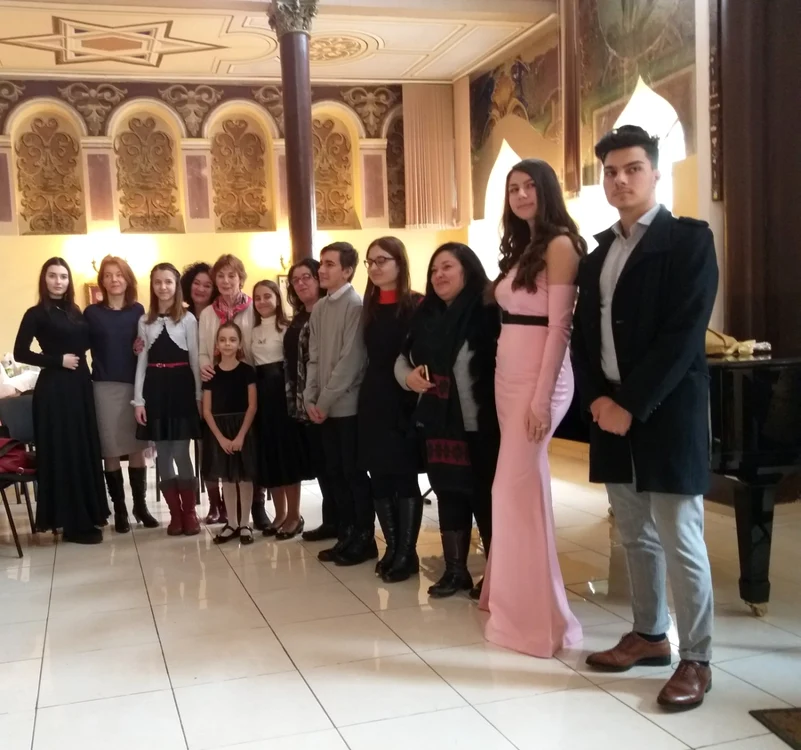 Concertul face parte din stagiunea naţională de concerte organizate de Fundaţia Remember Enescu, patronată de profesoara Mihaela Tomescu, în scopul descoperirii şi promovării tinerelor talente.