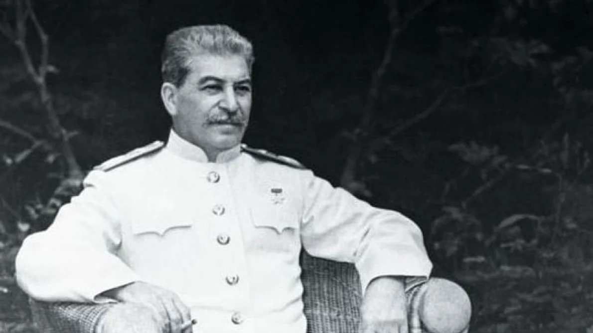 Stalin: «de la cântăreţ în corul de băieţi la bandit» si apoi la dictator Recenzie jpeg