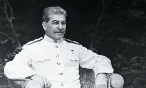 Stalin: «de la cântăreţ în corul de băieţi la bandit» si apoi la     dictator   Recenzie jpeg