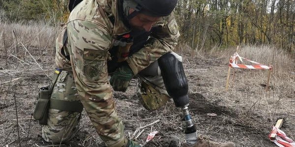 Soldat ucrainean deminare FOTO EPA EFE jpg