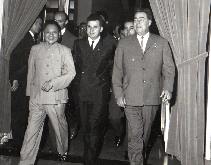 Nicolae Ceaușescu, încadrat de Deng Xiaoping și Leonid Brejnev, la Congresul al IX-lea al PCR, în iulie 1965 (© „Fototeca online a comunismului românesc”, cota: 30/1965)