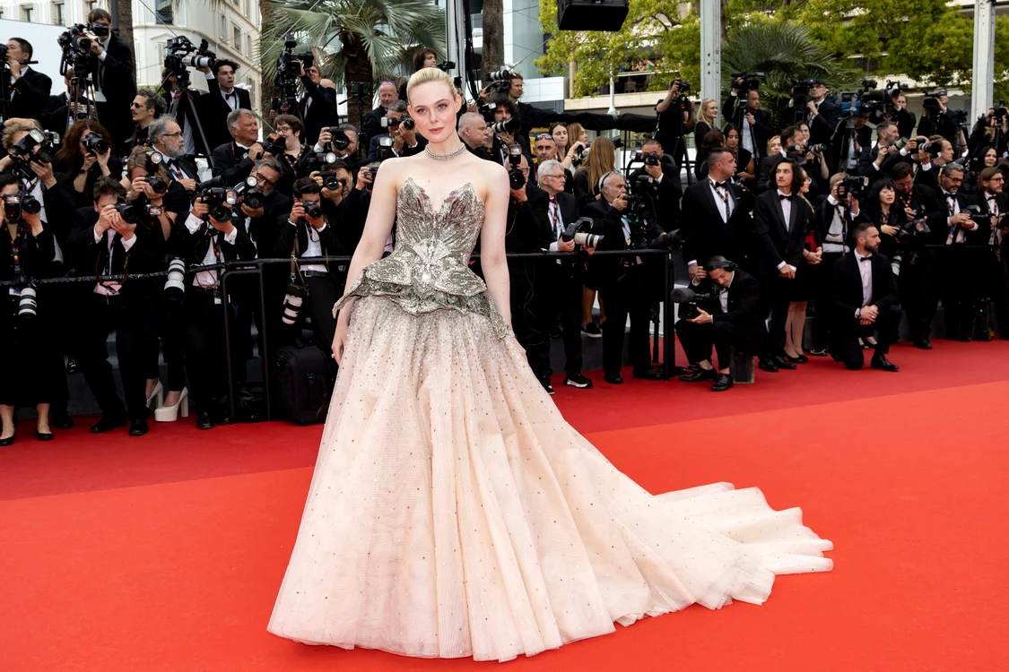 Elle Fanning a optat pentru o rochie cu trenă Foto: Profimedia Images