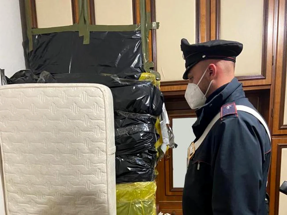 
    După sosirea poliției la locuință, bărbatul a mărturisit și în fața acestora ce a făcutFoto: milano.corriere.it  