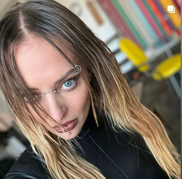 Delia şi-a pus mai multe piercing-uri, în sprâncene, nas şi buze / foto: arhiva personală