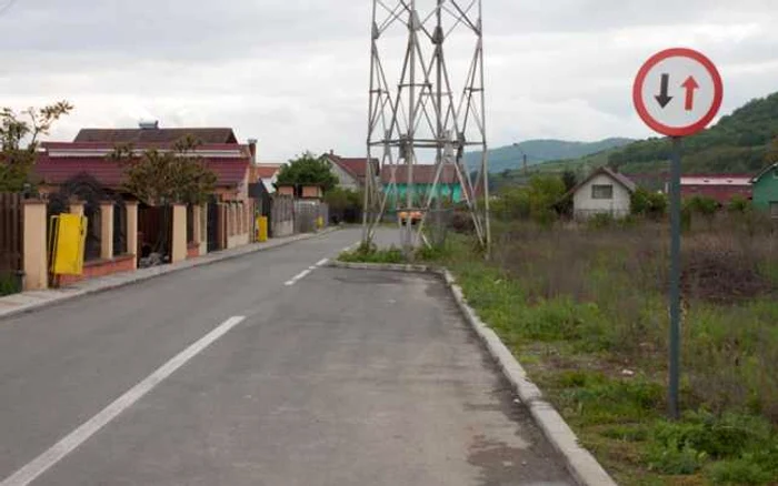 Constructorul a asfaltat strada înconjurând stâlpul FOTO: Bianca Sara