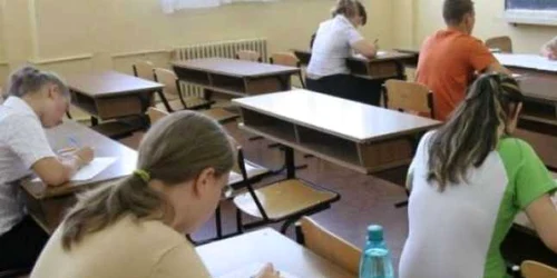 Doi elevi au fost eliminaţi din examen