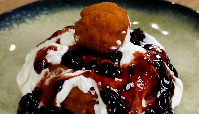 Horia Manea face papanași delicioși foto: Facebook