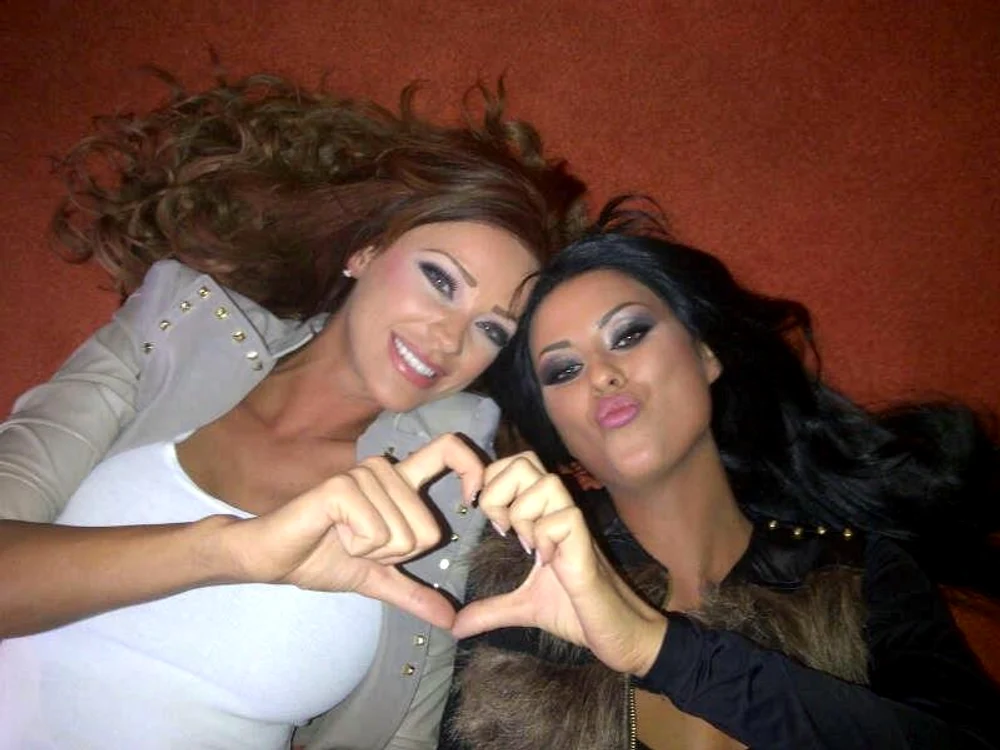 
    Bianca Drăguşanu şi Daniela Crudu  