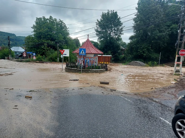 Inundațiile au creat mari probleme în Fieni și Runcu. FOTO ISU Dâmbovița