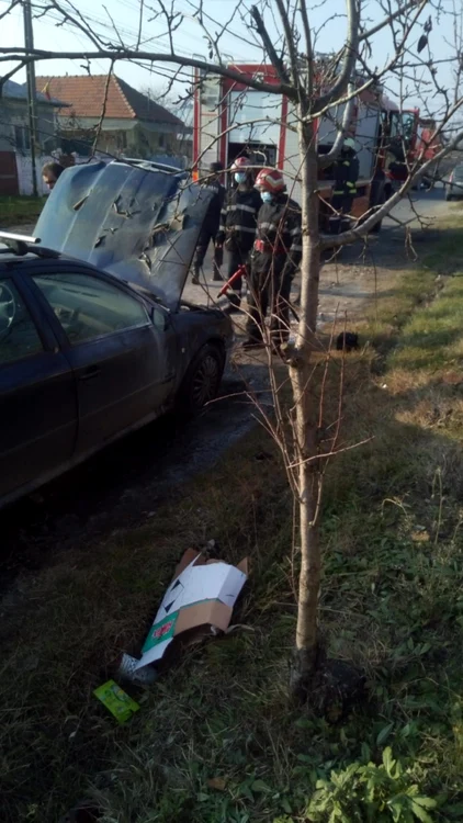 Şofer salvat de trecători şi localnici dintr-o maşină în flăcări în Suteşti - Vâlcea Foto Adevărul