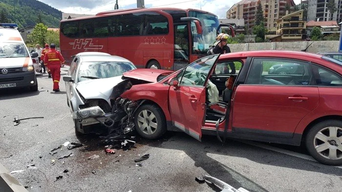 Un accident petrecut la intrare în Sinaia a blocat DN1 FOTO ISU Prahova