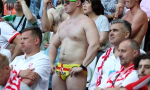 Unii fani au urmarit meciul cu Polonia in chiloti  jpeg