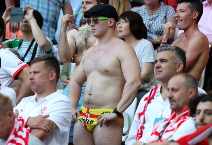 Unii fani au urmarit meciul cu Polonia in chiloti