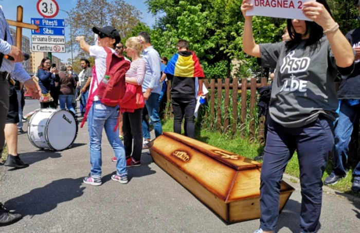 Tăriceanu a fost întâmpinat cu un sicriu. FOTO: Observatorul de Braşov