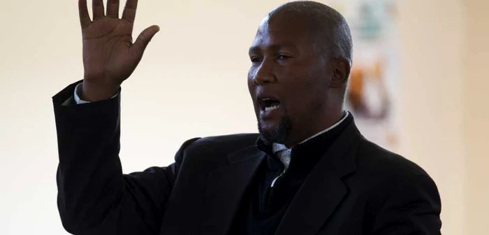 Mandla Mandela, nepotul fostului preşedinte sud-african Nelson Mnadela, este în acelaşi timp un lider religios al unei biserici din apropiere de satul Qunu. FOTO: Reuters