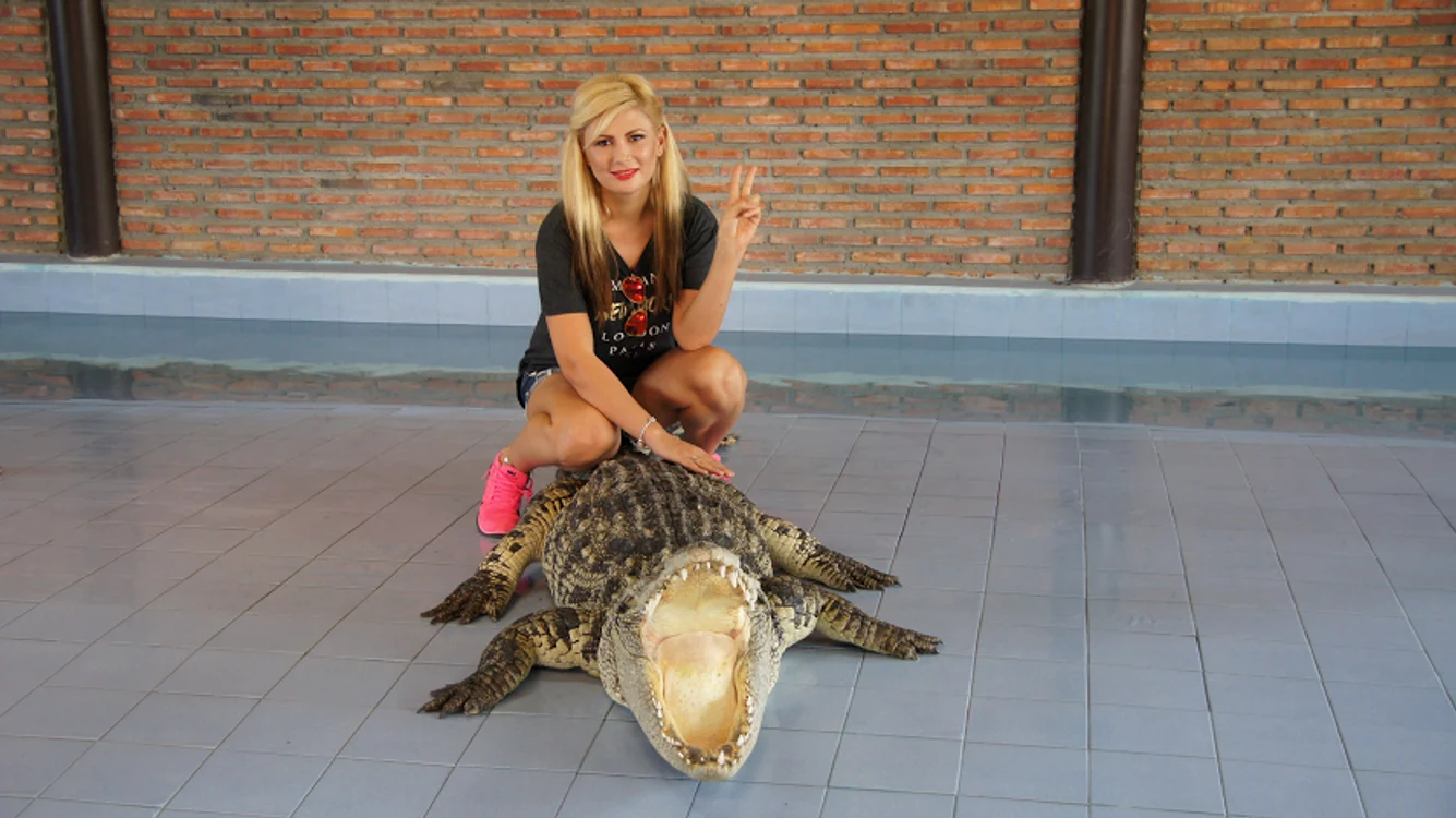 
    Adora s-a jucat cu crocodilul în ThailandaFoto: Arhivă personală  