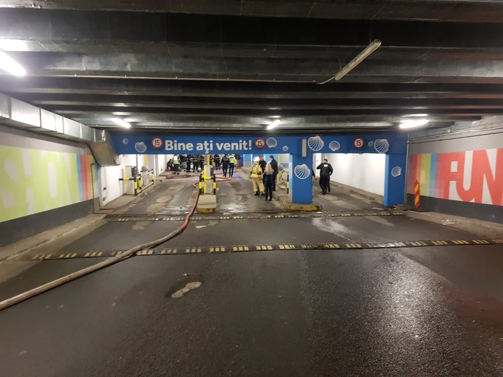 Pompierii au stins incendiul din parcarea subterană a mall-ului Sun Plaza