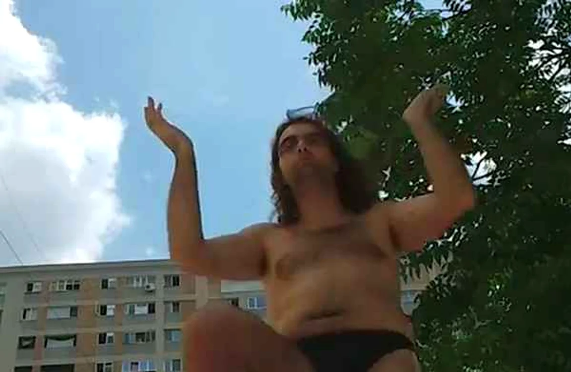 
    Tânărul strigă «A căzut Traian Băsescu» şi dansează doar în chiloţi.  