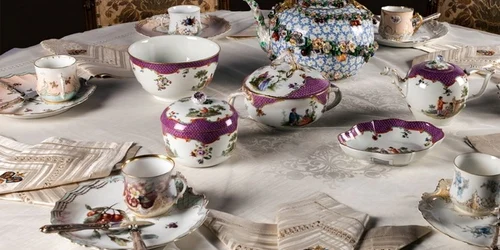 mese regale peles foto peles.ro