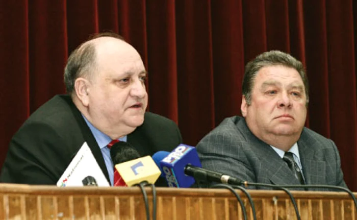 Fostul „baron“, în martie 2004, alături de Octav Cozmâncă, cel pe care îl acuză astăzi de „lucrătură“.
