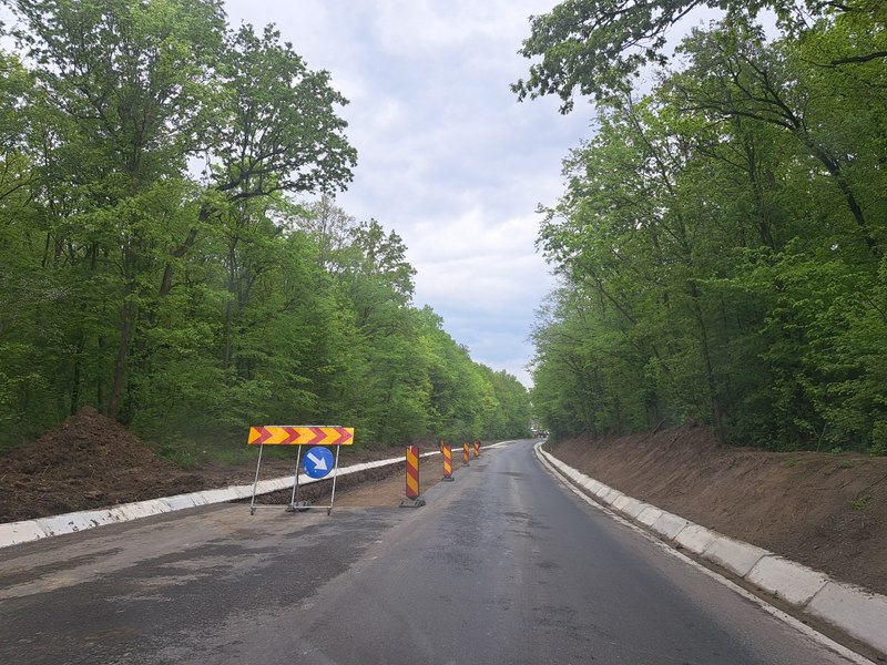 Drum național reparat în bătaie de joc: s-a stricat înainte de terminarea lucrărilor. Pe cine dau vina constructorii