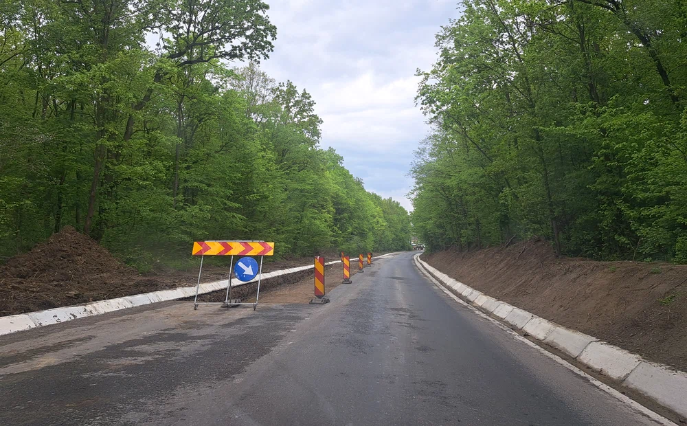 Drumul Botoșani - Târgu Frumos s-a stricat înainte de terminarea lucrărilor. FOTO Cosmin Zamfirache